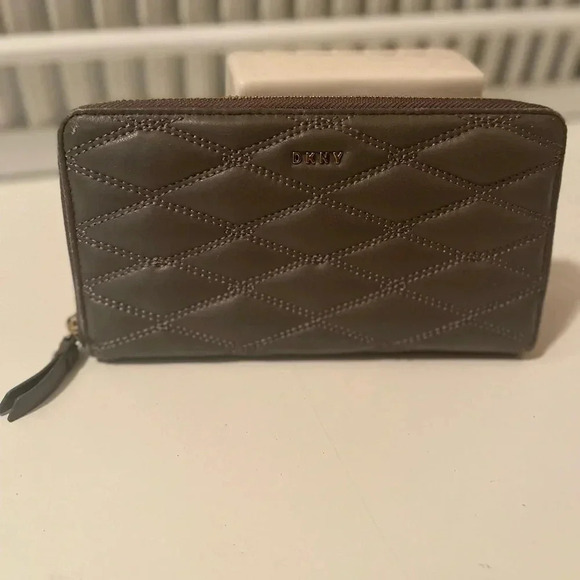 DKNY Tan color quilt design wallet zipper closure back with packets - Picture 1 of 11